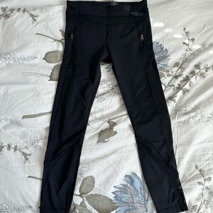 Lululemon size 6. 25” pockets with zippers. Minimal mesh detail.